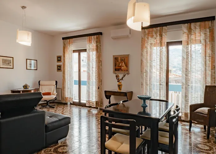 Archimede Lounge צ'פאלו