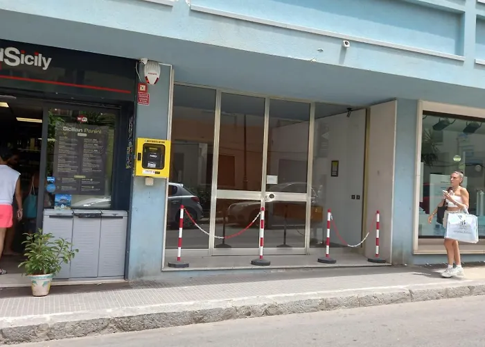 Archimede Lounge تْشيفالو