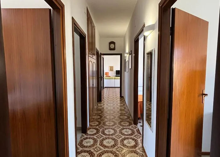 Archimede Lounge تْشيفالو